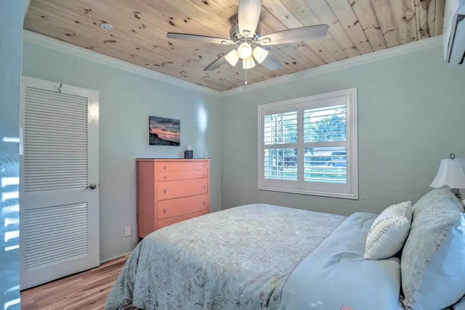 Quiet Crystal Beach Hideaway - Steps to Shoreline!