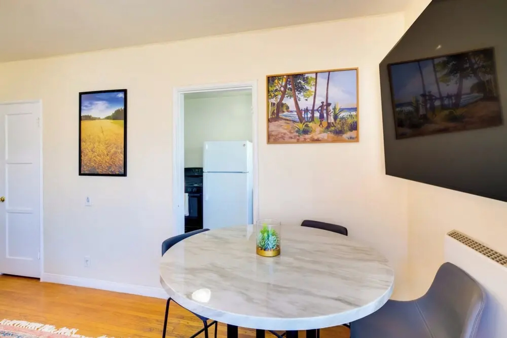 Walk to Sand & Surf - Bright Manhattan Beach Apt!