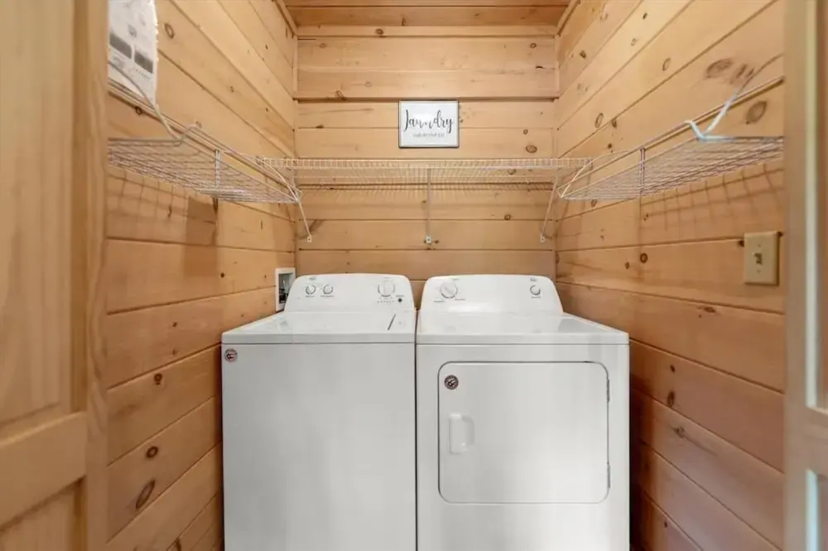 Firefly-pristine Mountain Cabin With hot tub Screened Porch Fire pit Wifi