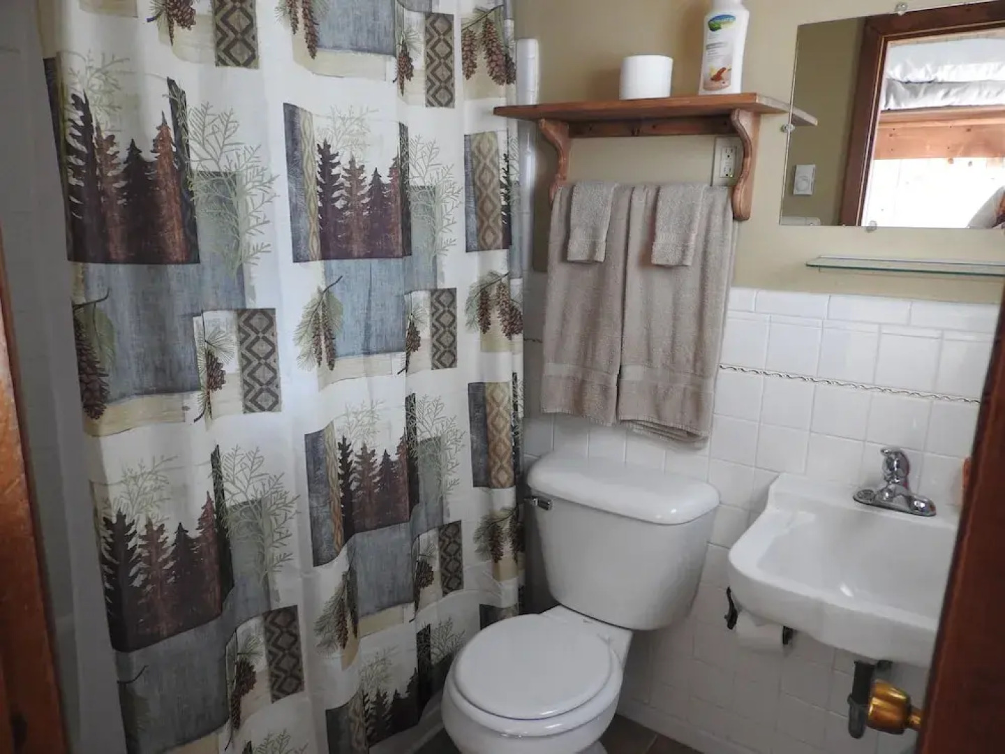 Foothills Lodge and Cabins