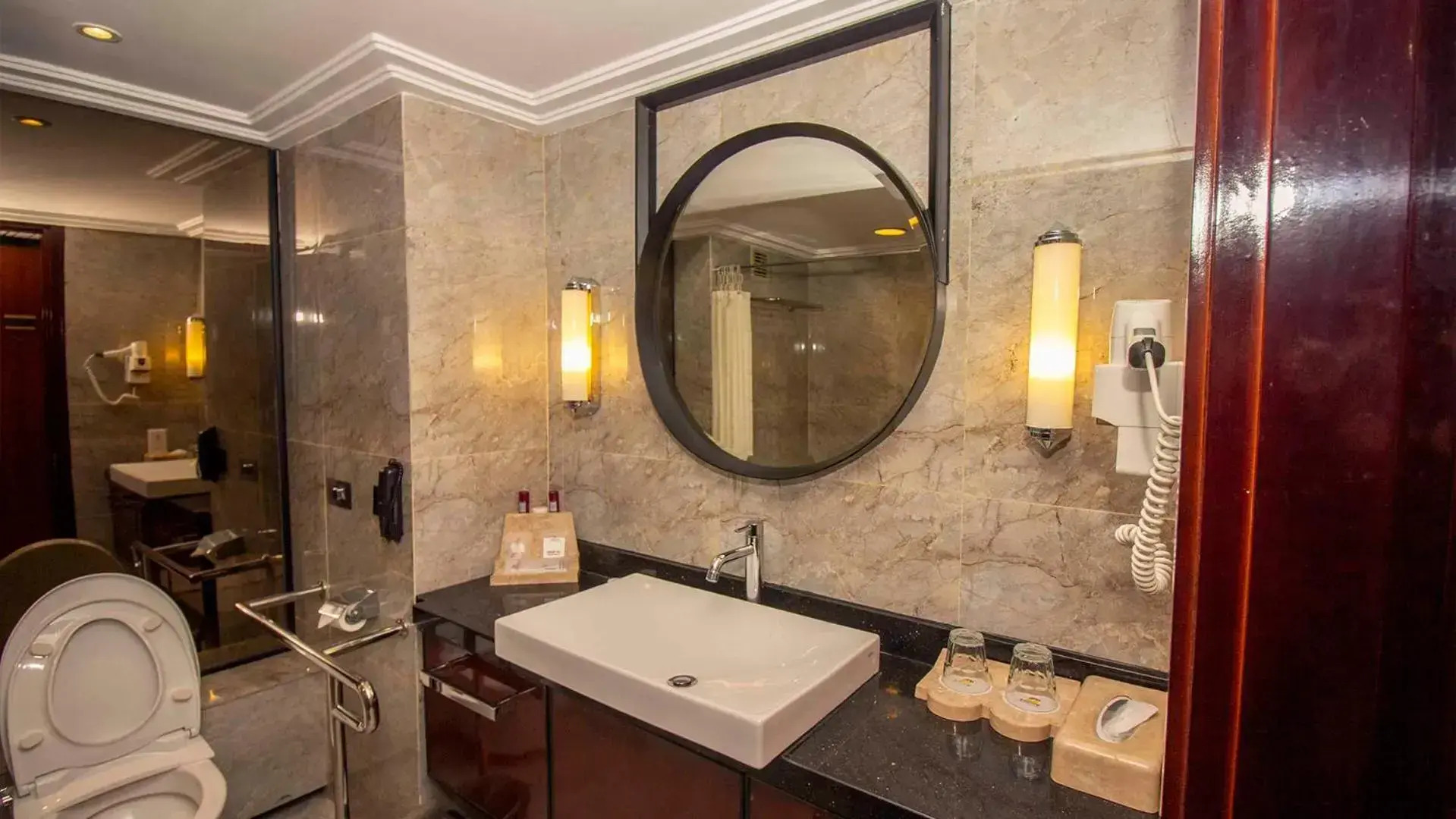 REDTOP Hotel & Convention Center