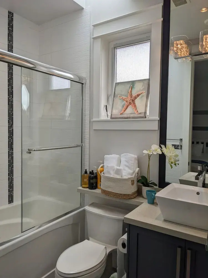 Vancouver West Cozy Retreat by Host Launch