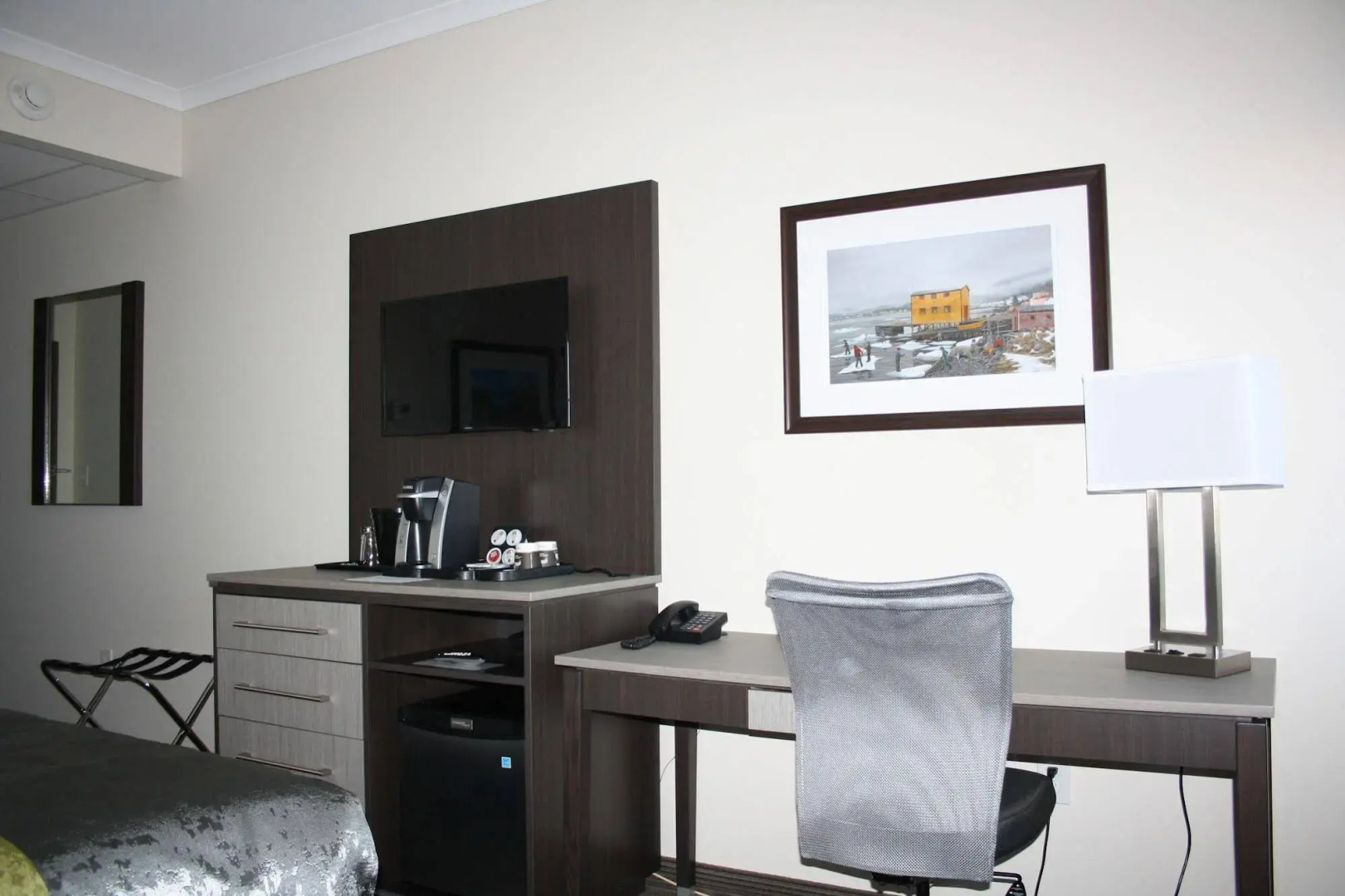 Crossroads Inn & Suites