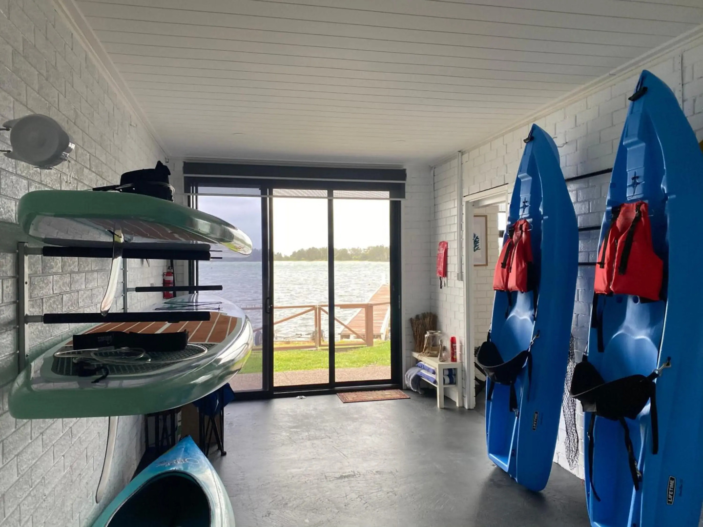 Serenity by the Lake - Romantic Waterfront Couple's Getaway