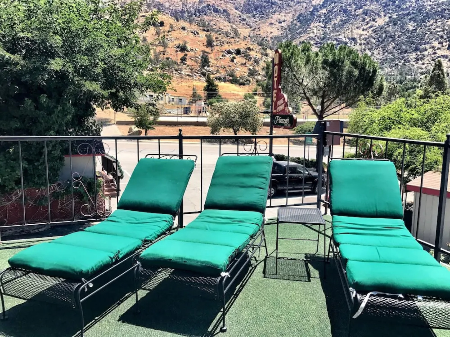 Piazza's Pine Cone Inn