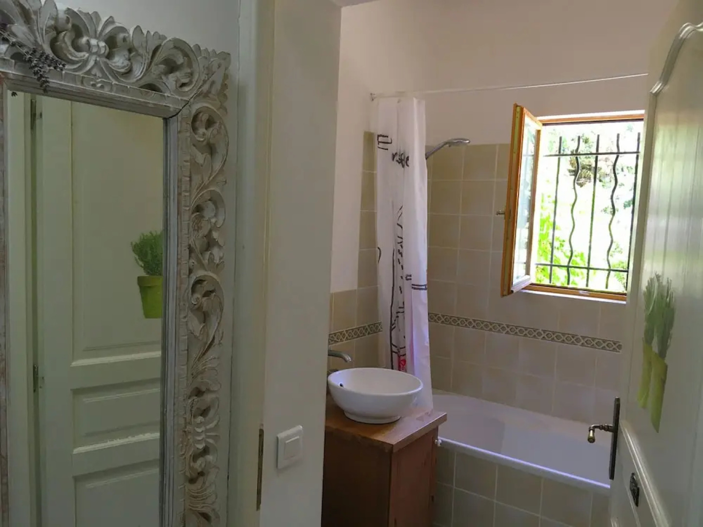 Quaint Holiday Home with Private Pool in Lorgues France