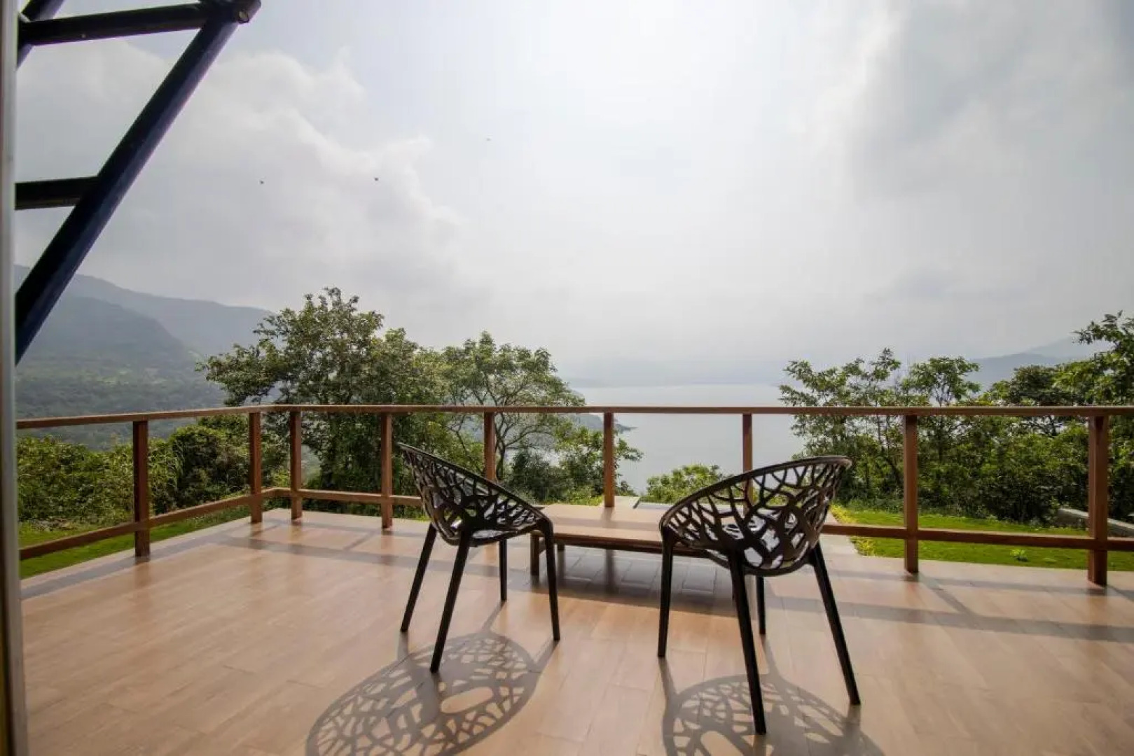 SaffronStays Solasta, Mulshi - Infinity Pool Villa with Mulshi DAM Views