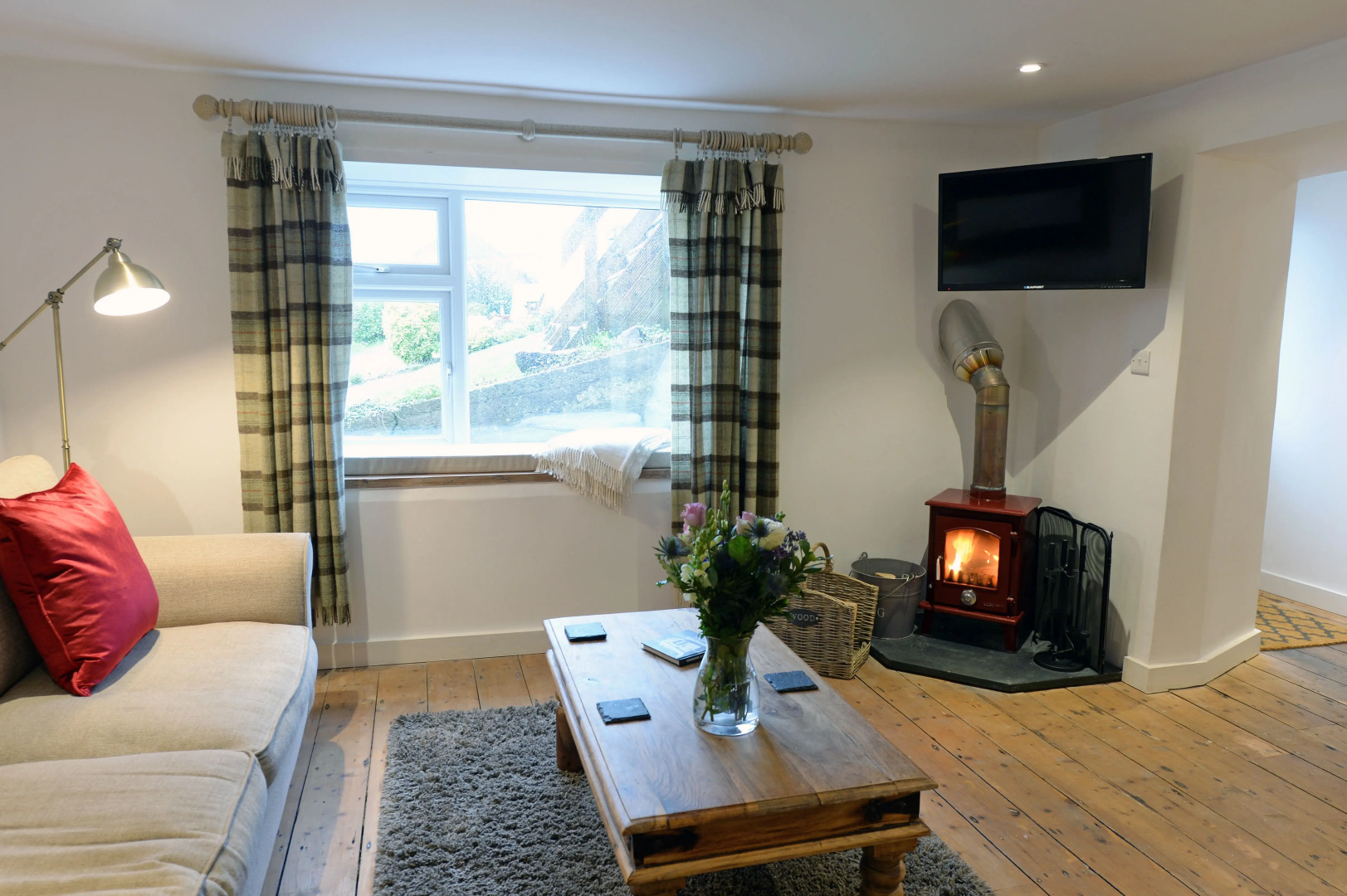 The Cwtch - Luxury Cottage, Sea Views, Pet Friendly