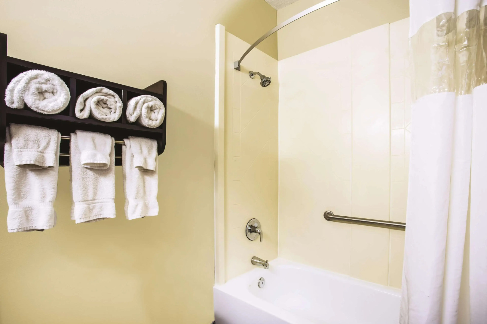 La Quinta Inn & Suites by Wyndham Evansville