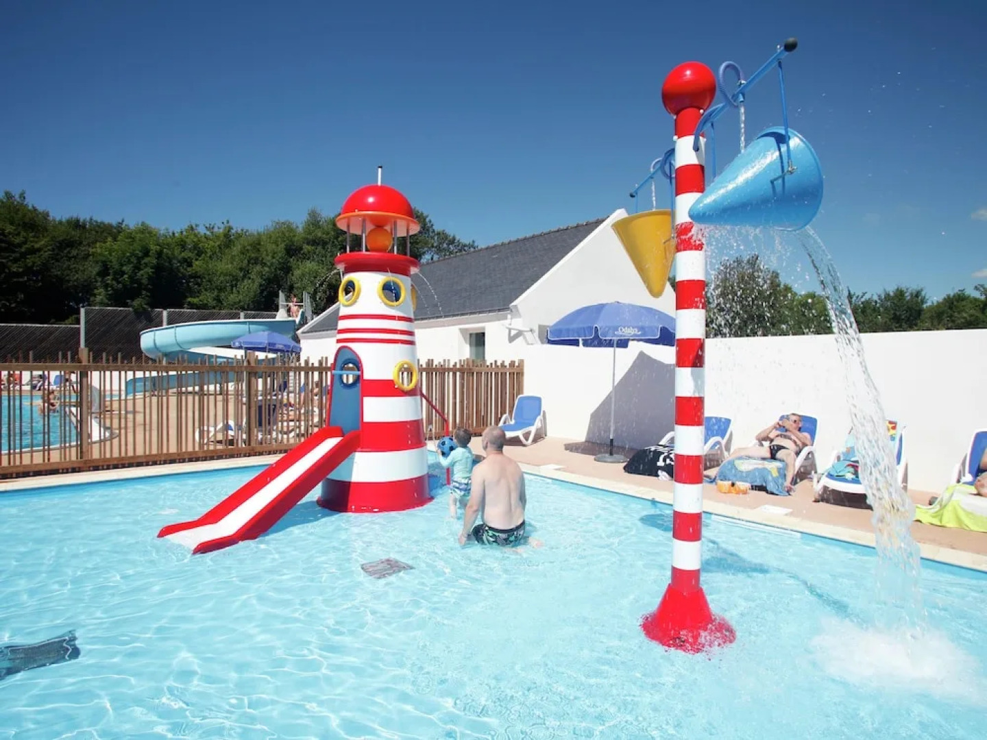 Well-kept chalet with a terrace at 800 m. from the beach