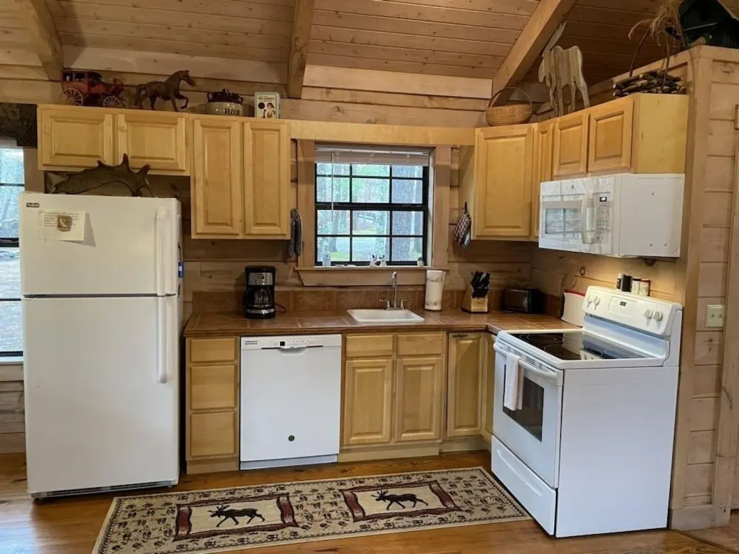 Private and Perfect! - hot tub, king bed, fireplace - dog and motorcycle friendly Studio Cabin by RedAwning