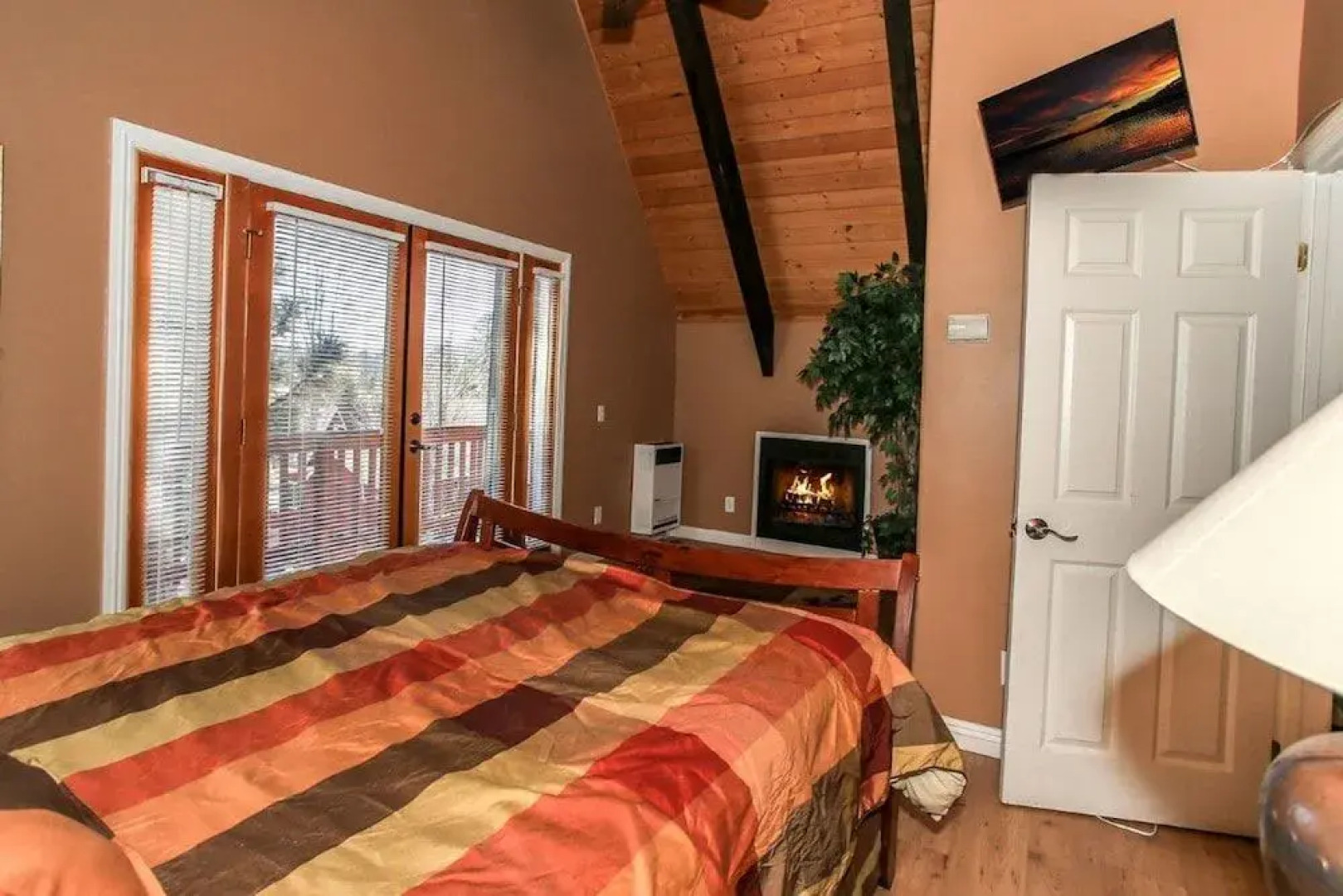 RedAwning "Cabin Big Bear" by the Lake