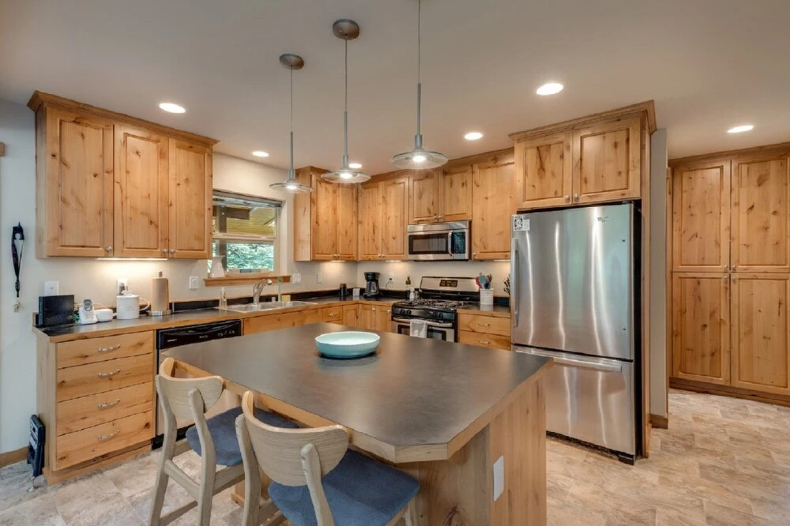 52GS - Hot Tub - WiFi - Pets Ok - Wood Stove - Sleeps 6