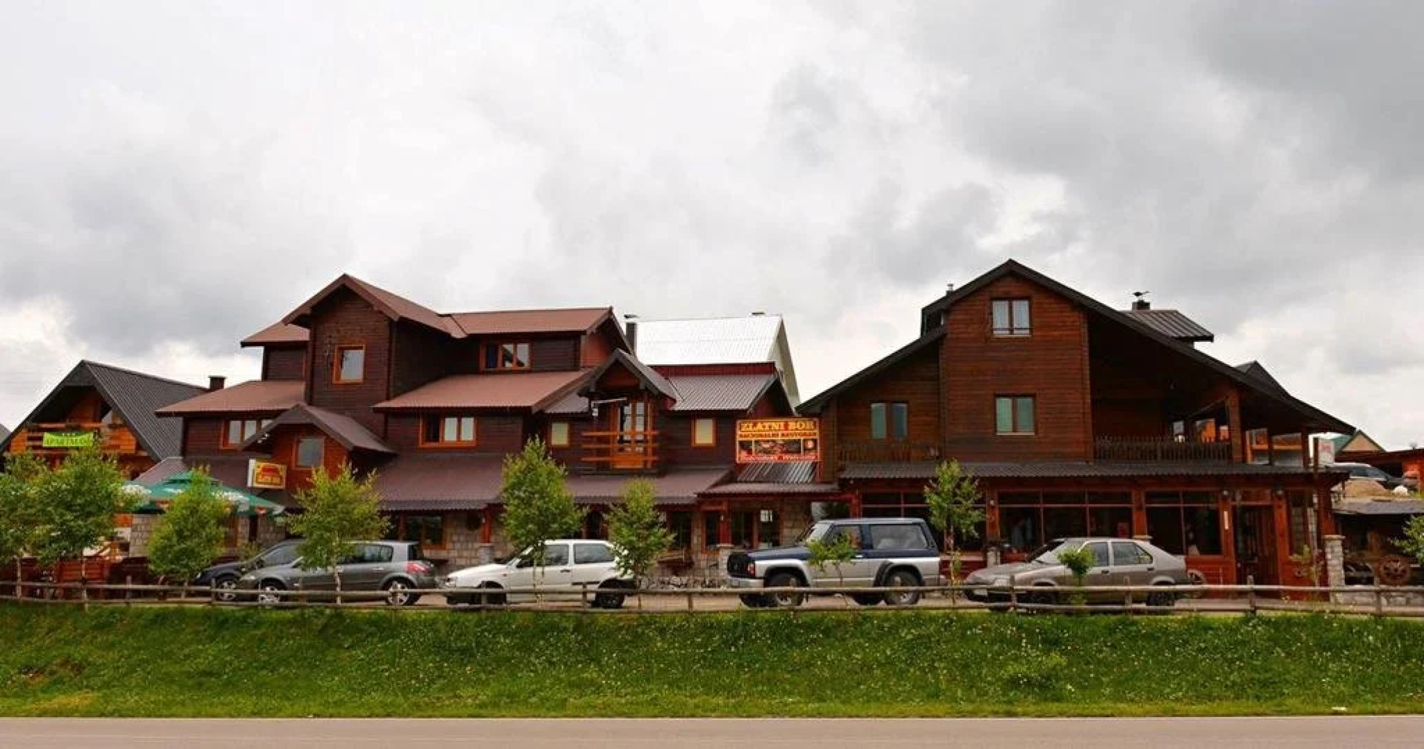 Отель Zlatni Bor