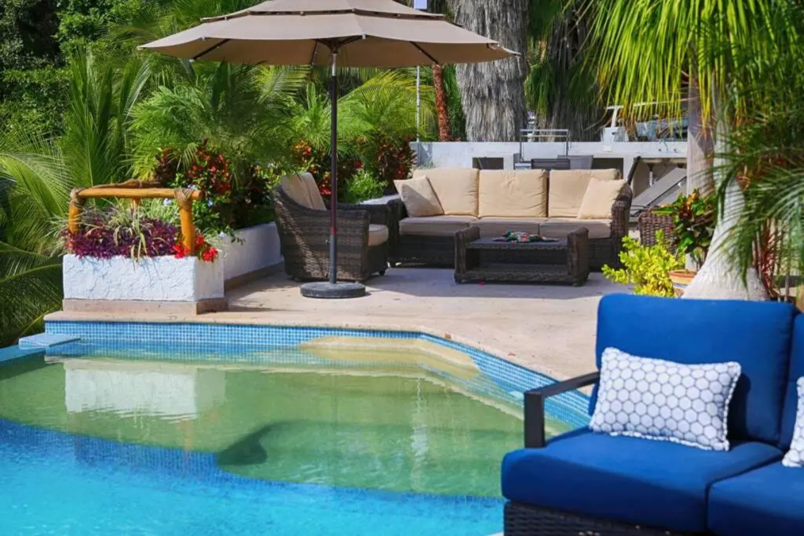 Villa Kiwi. Huge Pool, Steps To Town n Beach. 6 plus BRM 7.5 BTH 3 KCN