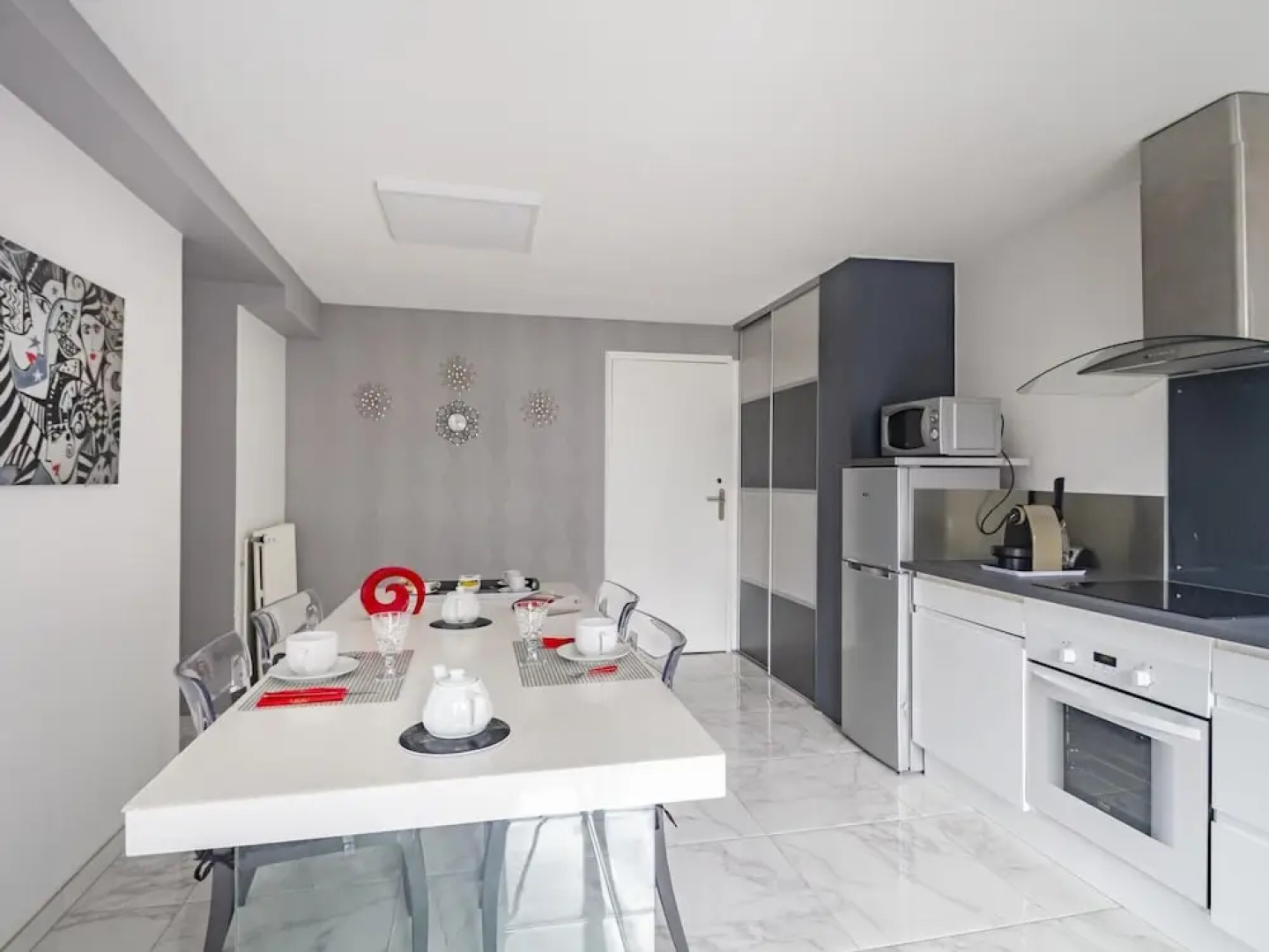 Panoramic White House Suite in Tulle