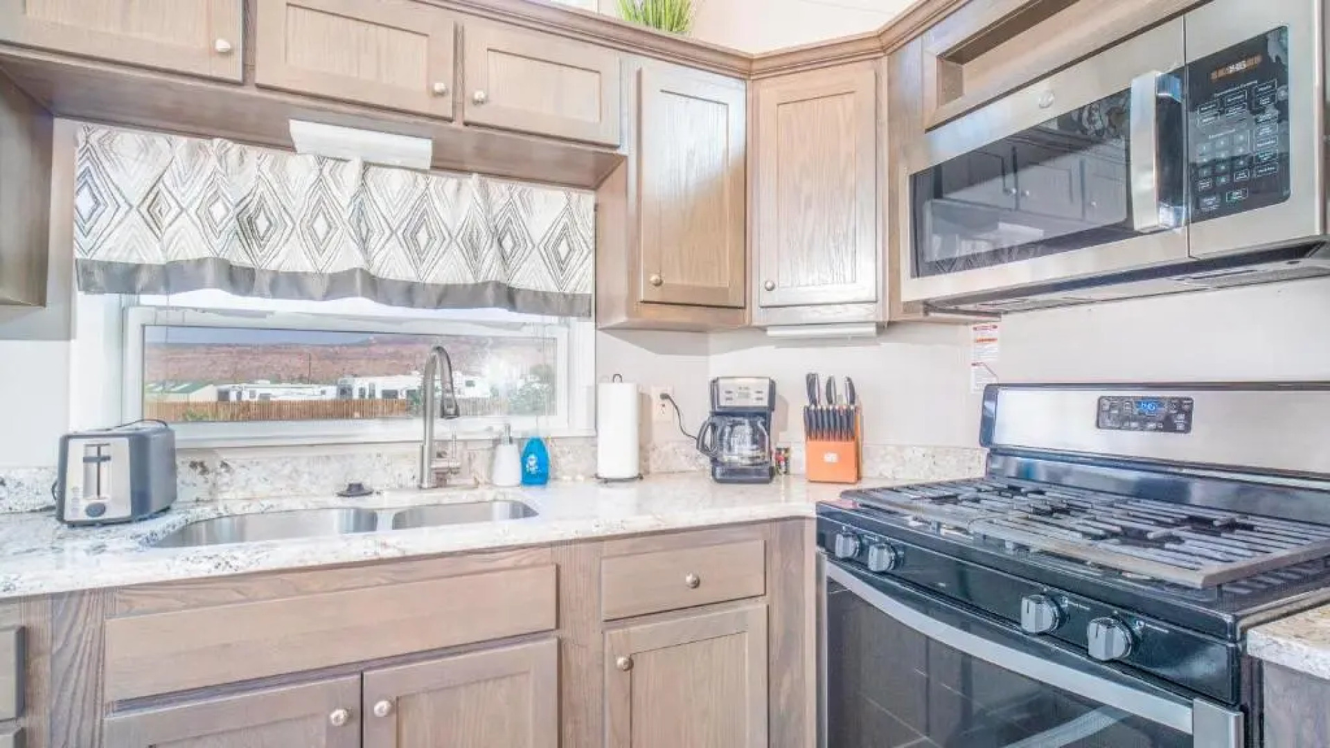 FunStays Glamping Tiny House w Large Loft Site 8