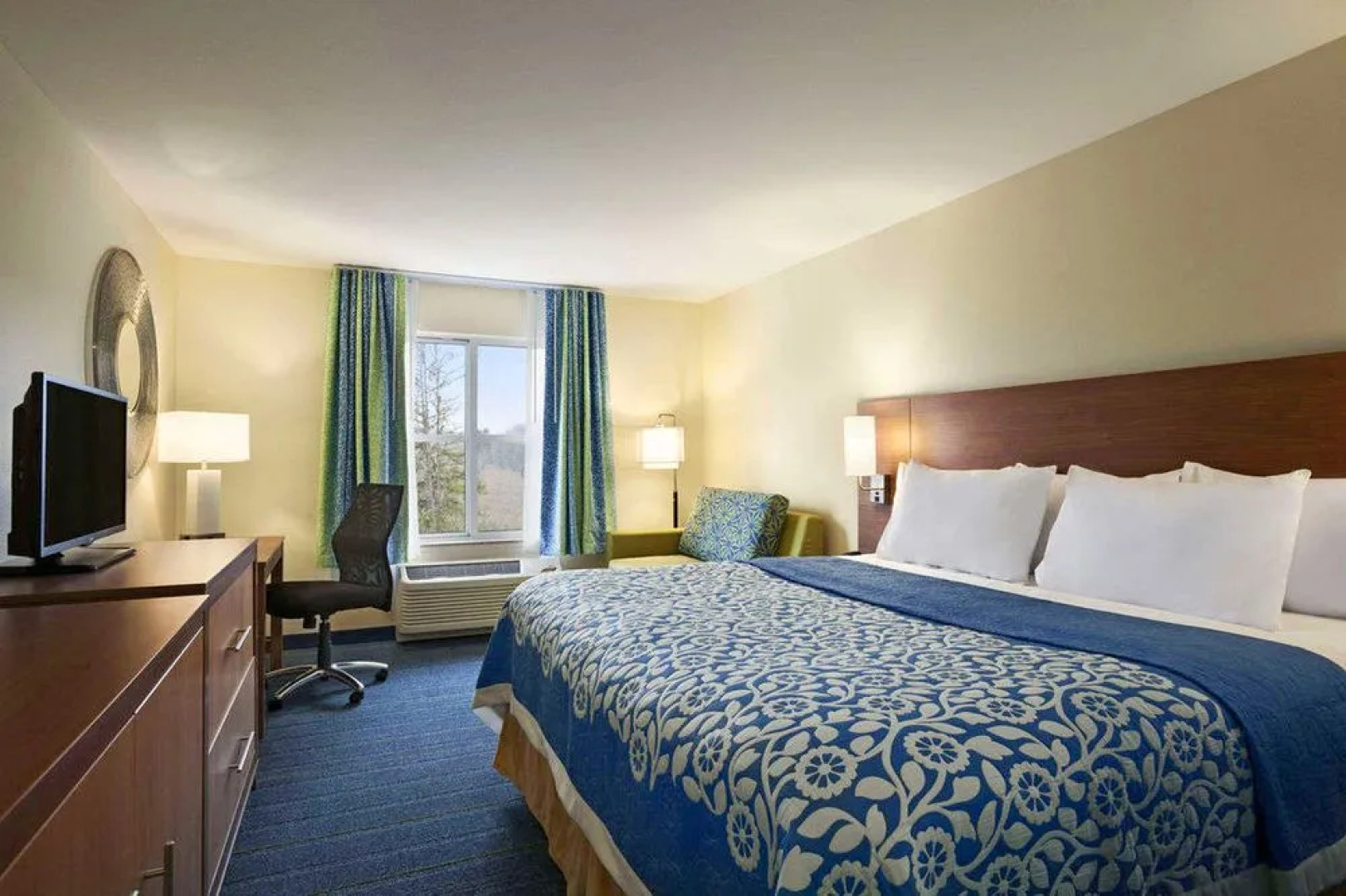 Days Inn & Suites By Wyndham Altoona