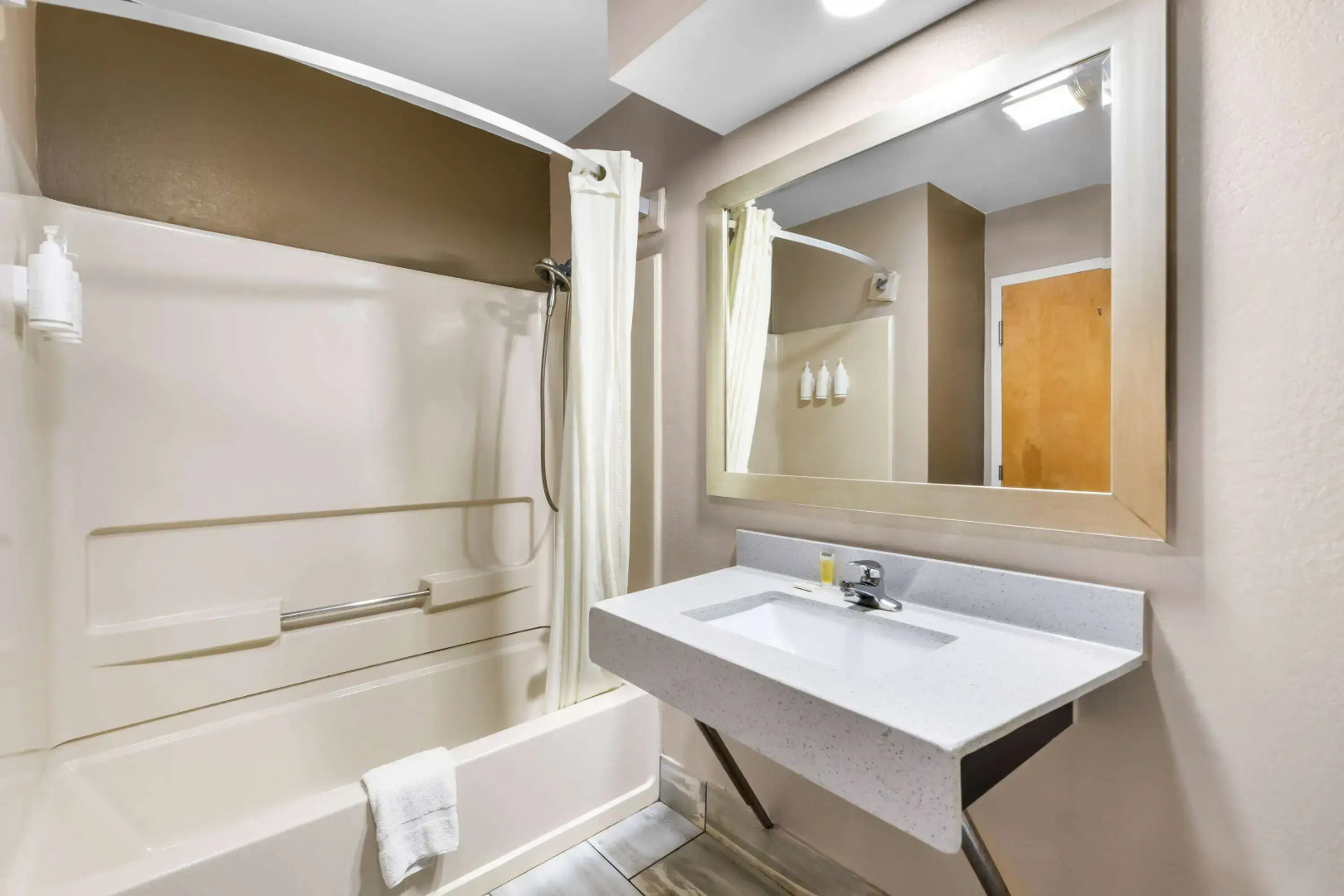 Super 8 by Wyndham Dickson