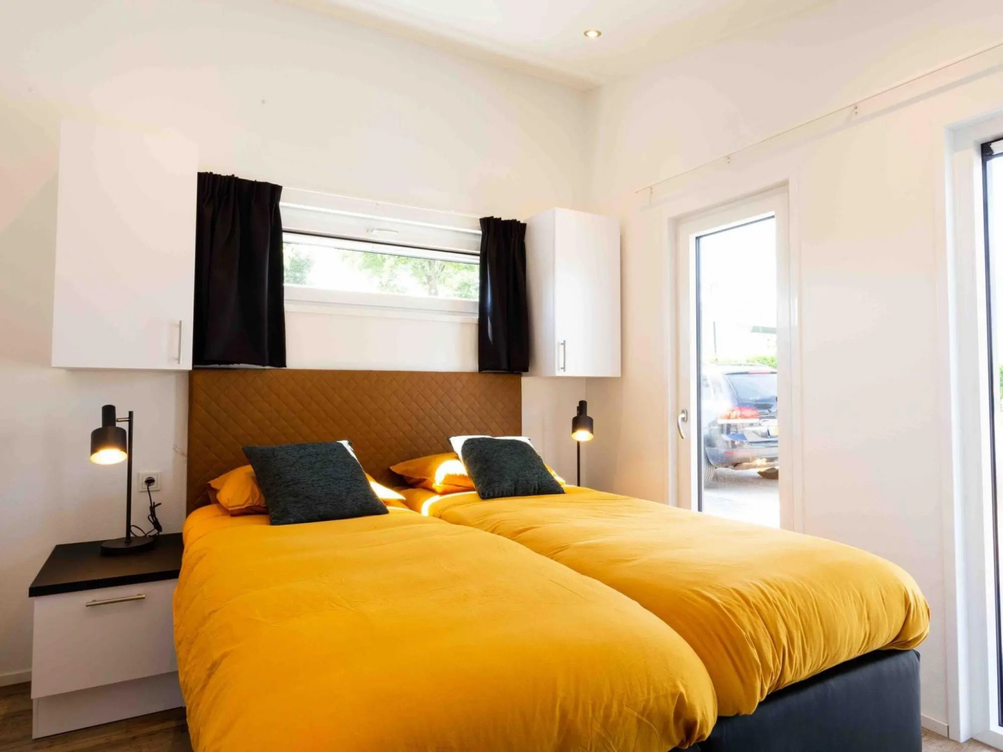 Luxury chalet with outdoor sauna and spa, on a holiday park, Den Bosch at 22 km.