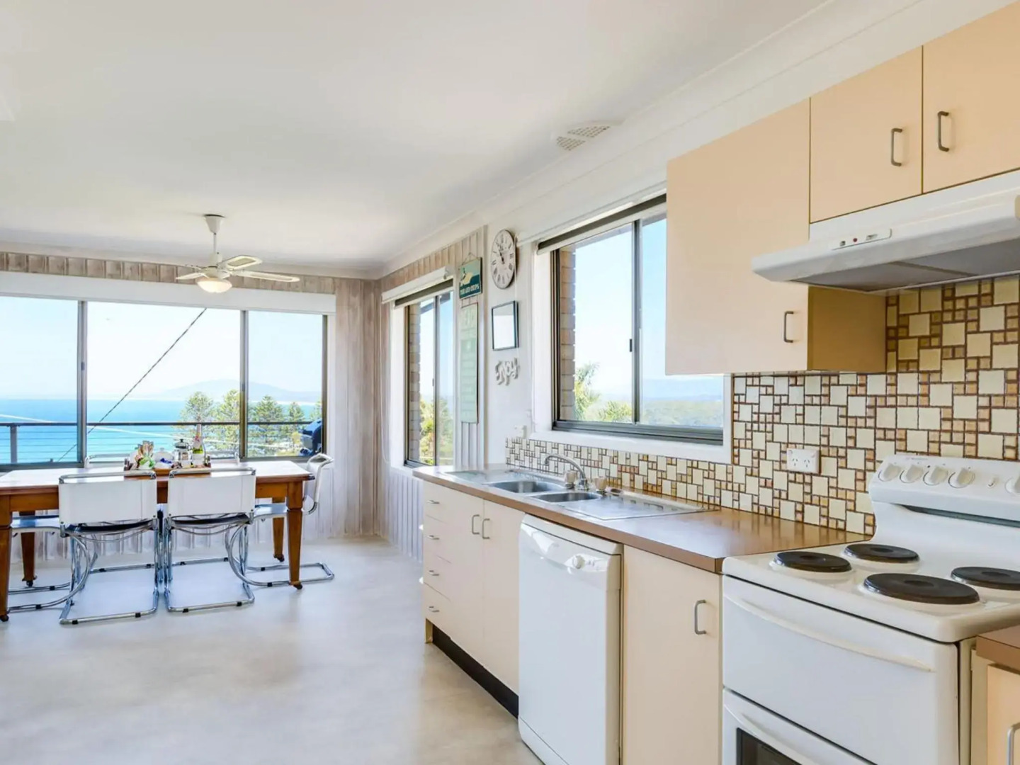 OSPREY Gerroa 4pm check out Sundays