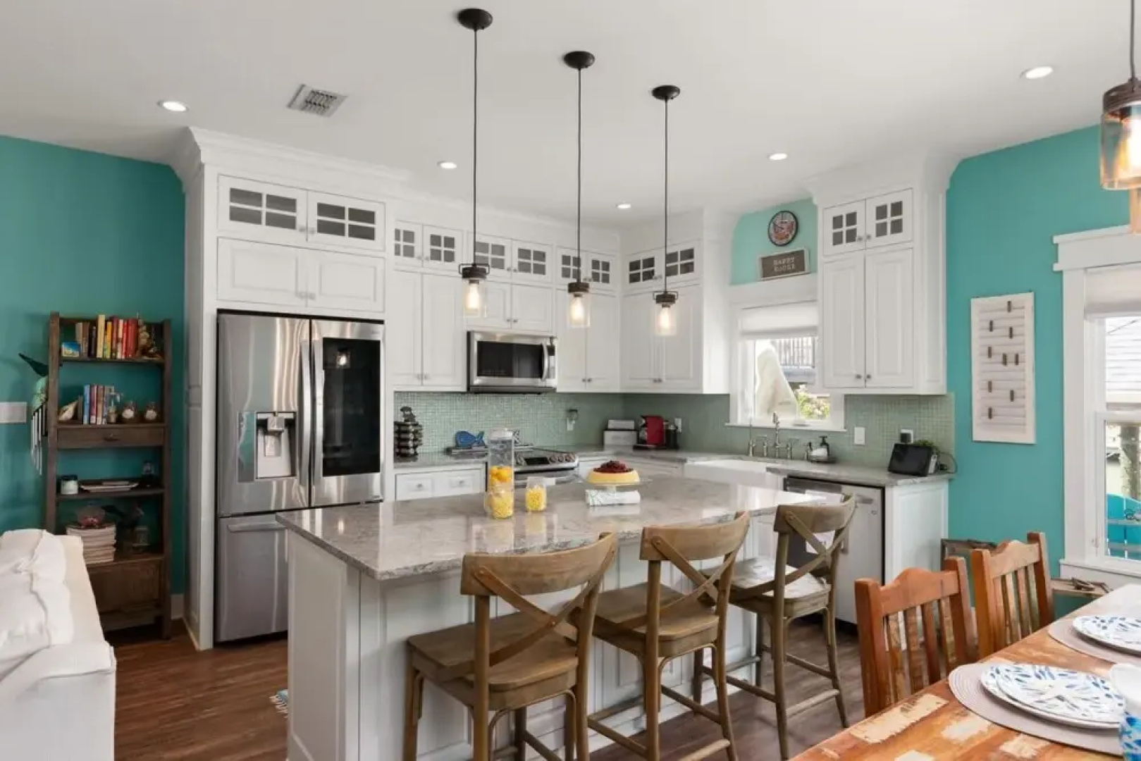Upscale Charming Island Cottage