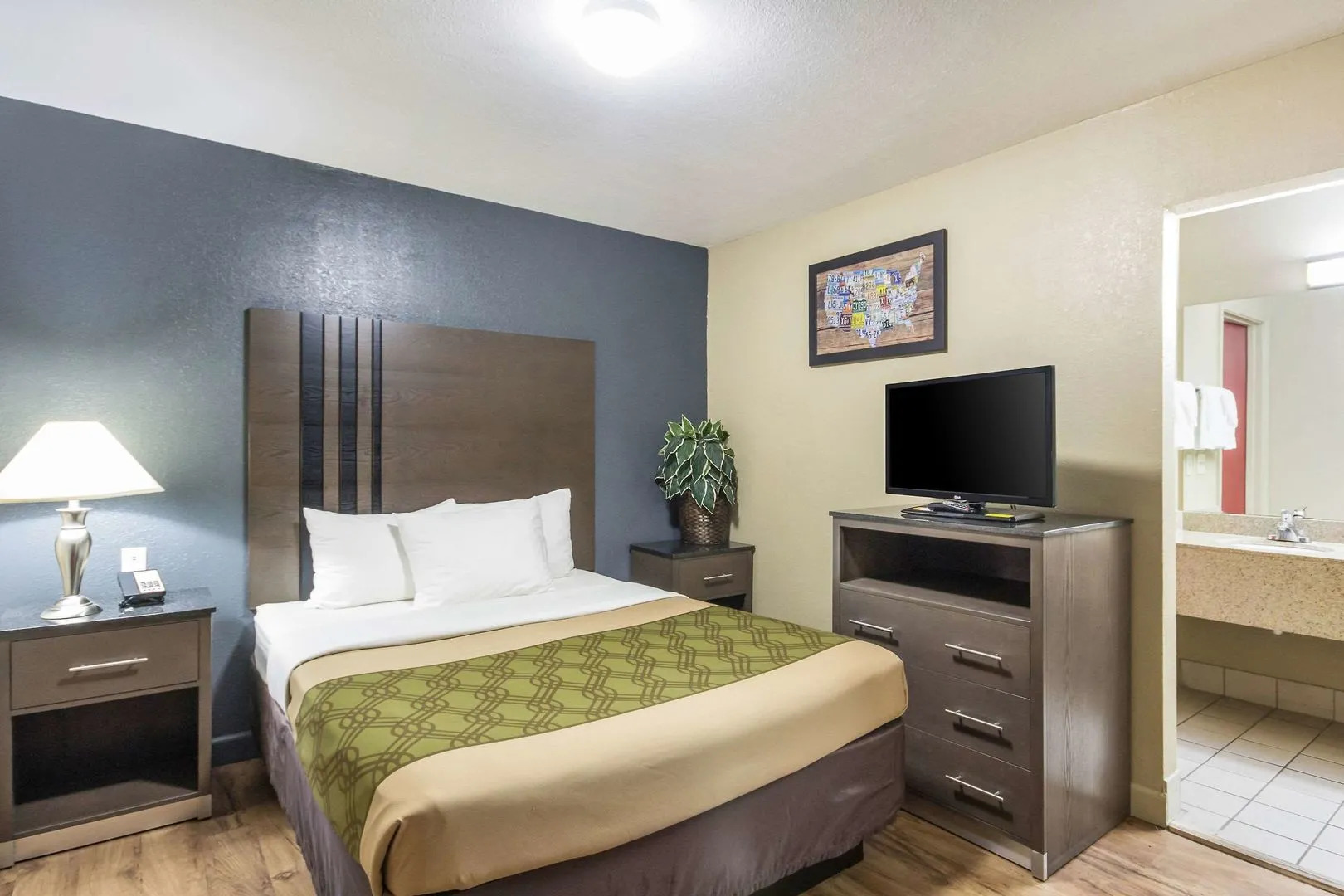 Econo Lodge Inn & Suites I-35 at Shawnee Mission