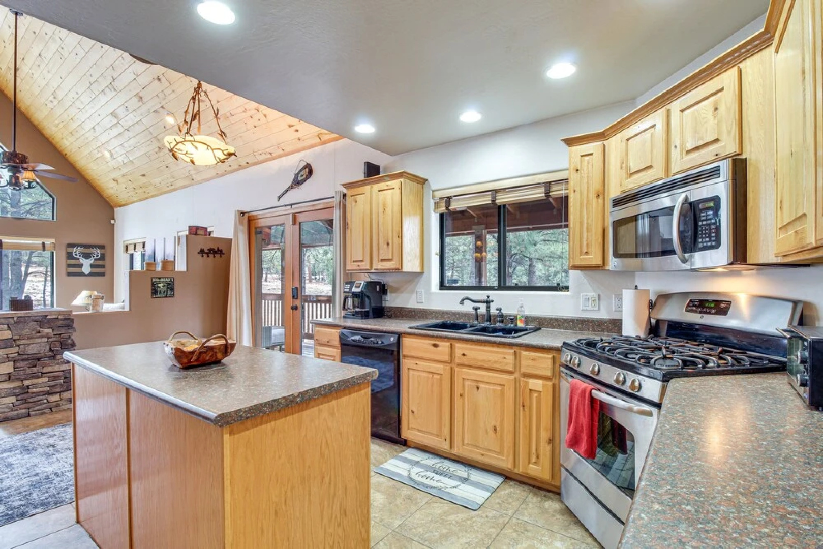 Tranquil Heber-overgaard Cabin w/ Decks & Grill!, Heber