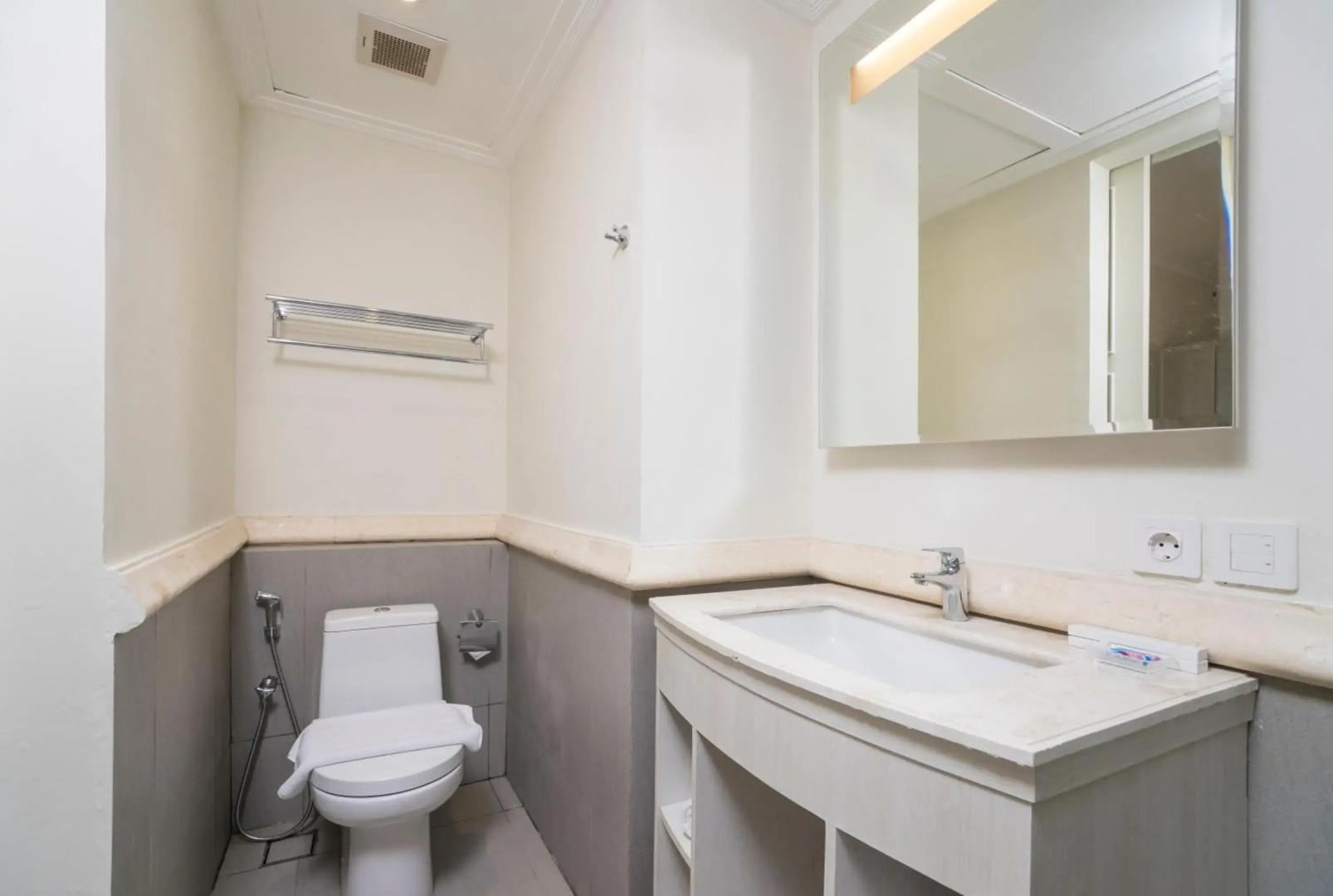 Alron Hotel Kuta Powered by Archipelago