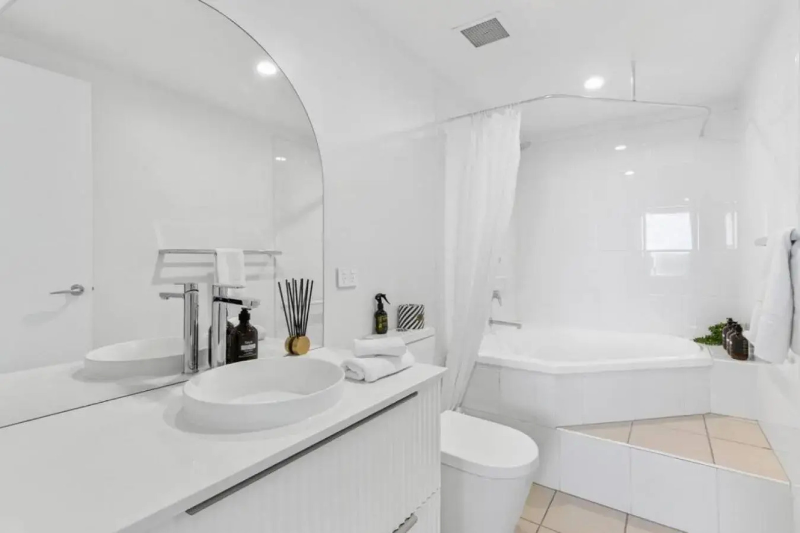 Fresh Beautifully Styled 2 BR Resort Apt at Marcoola