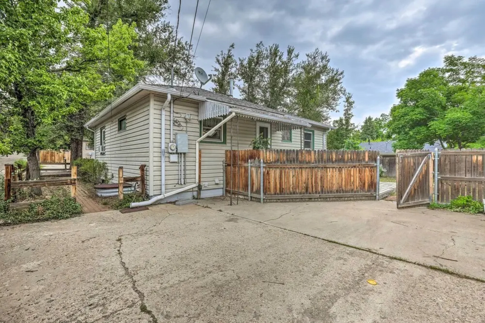 Relaxing Golden Getaway w/ Grill < 1 Mi to Town!