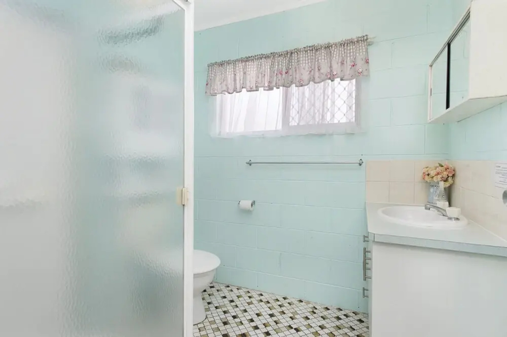 First floor unit close to shops, park and waterfront!