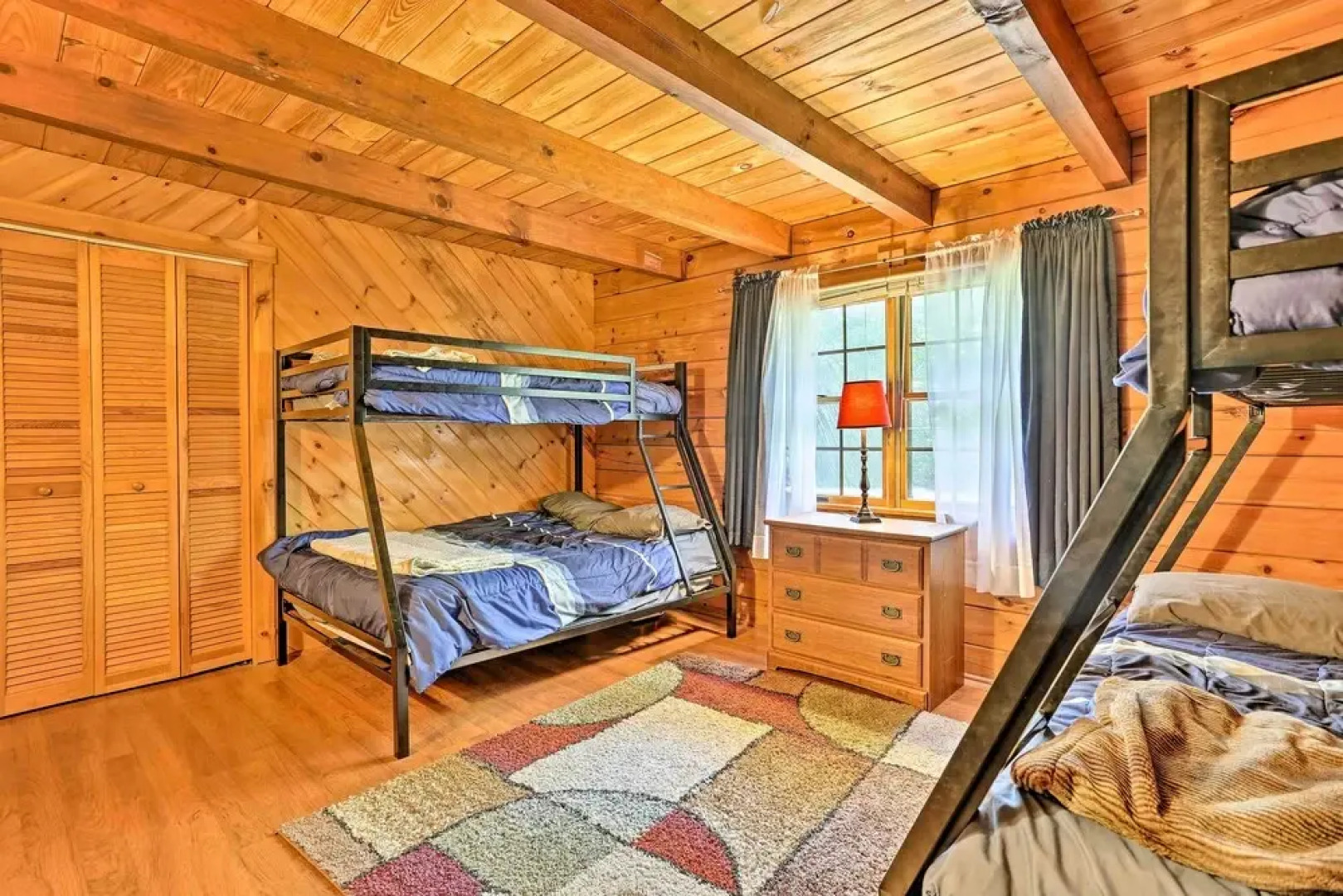Spacious Cabin, 1 Block to Locust Lake Beach!