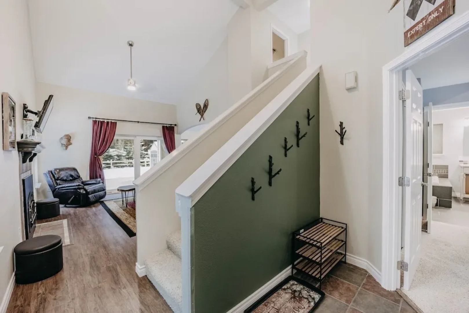 62sl - Hot Tub - Wifi - Fireplace - Pets Ok 3 Bedroom Home by Redawning
