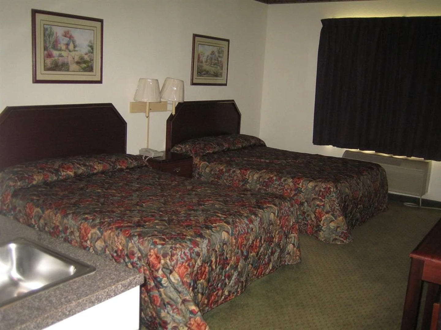 Delux Inn Express and Suites