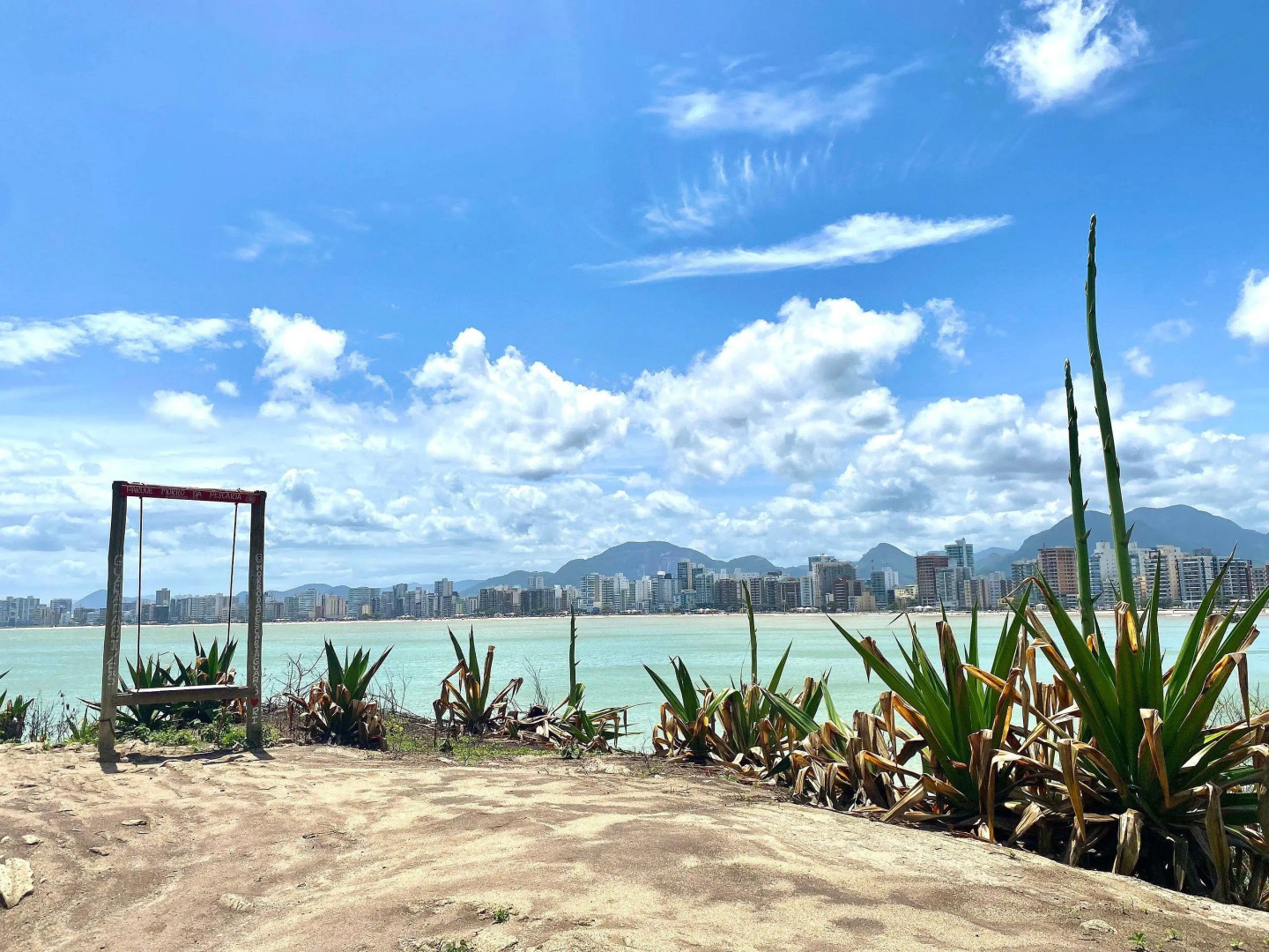 Casa 5 quartos, ampla, a 100 metros da praia. Amigos e família são bem vindos a essa casa. Venha viver momentos inesquecíveis aqui.