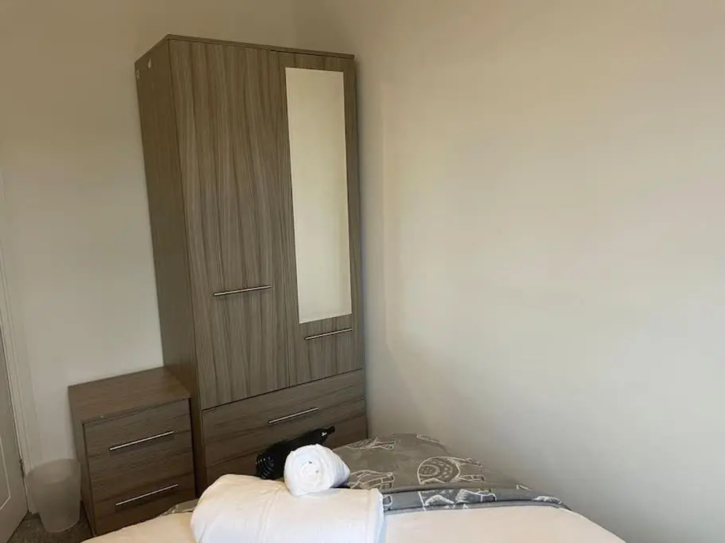 NEW- Spacious and Bright 2 Bedroom Apartment, Sleeps 6, with Free Parking, Business and Leisure by Jesswood Properties