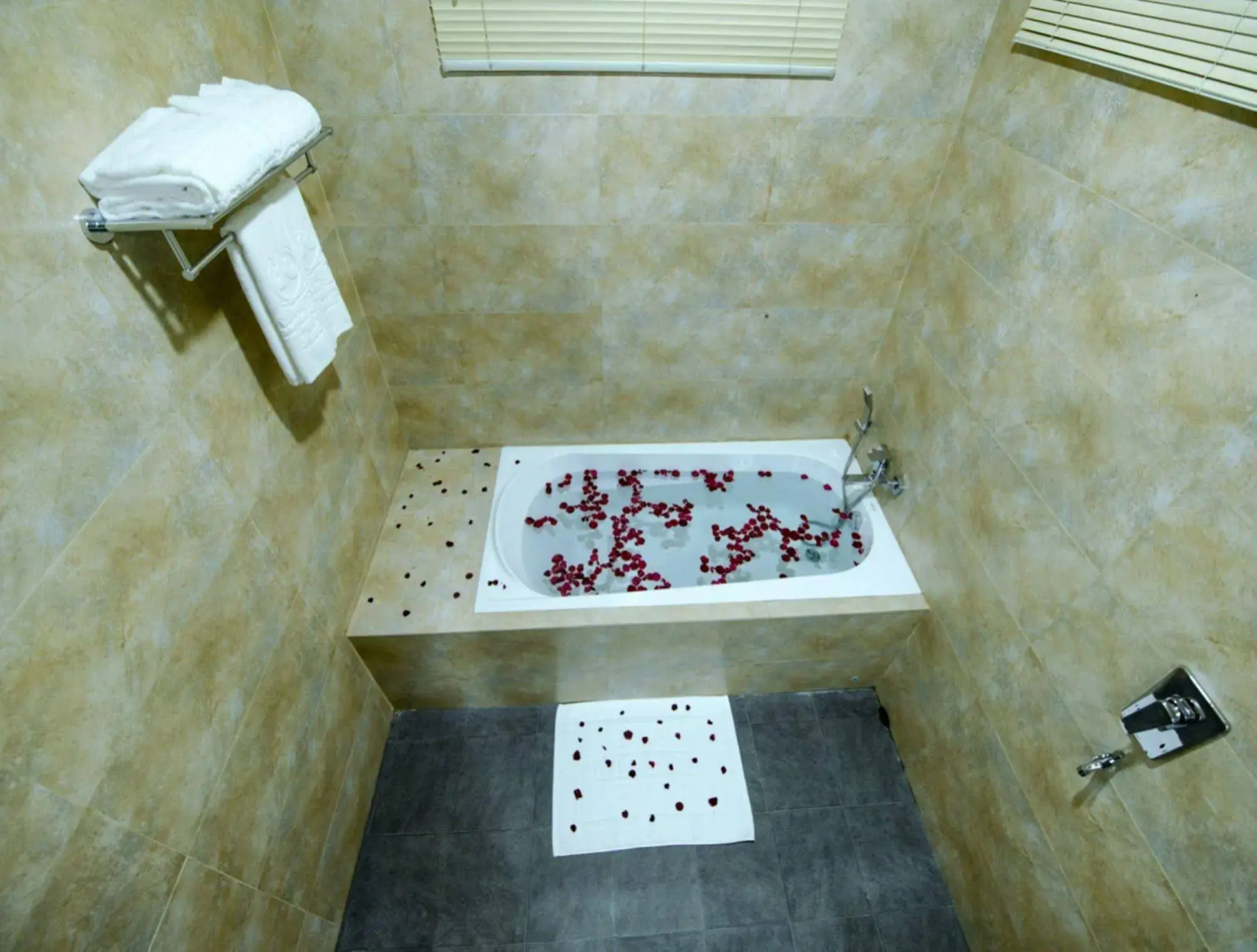 Yadanarpon Dynasty Hotel