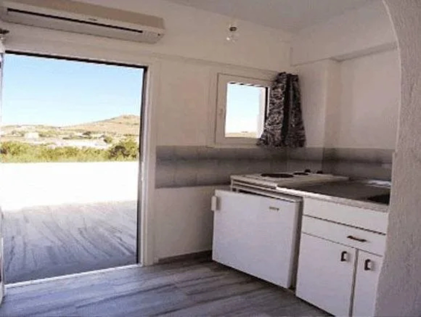 Prombona Petrino Spiti Studios