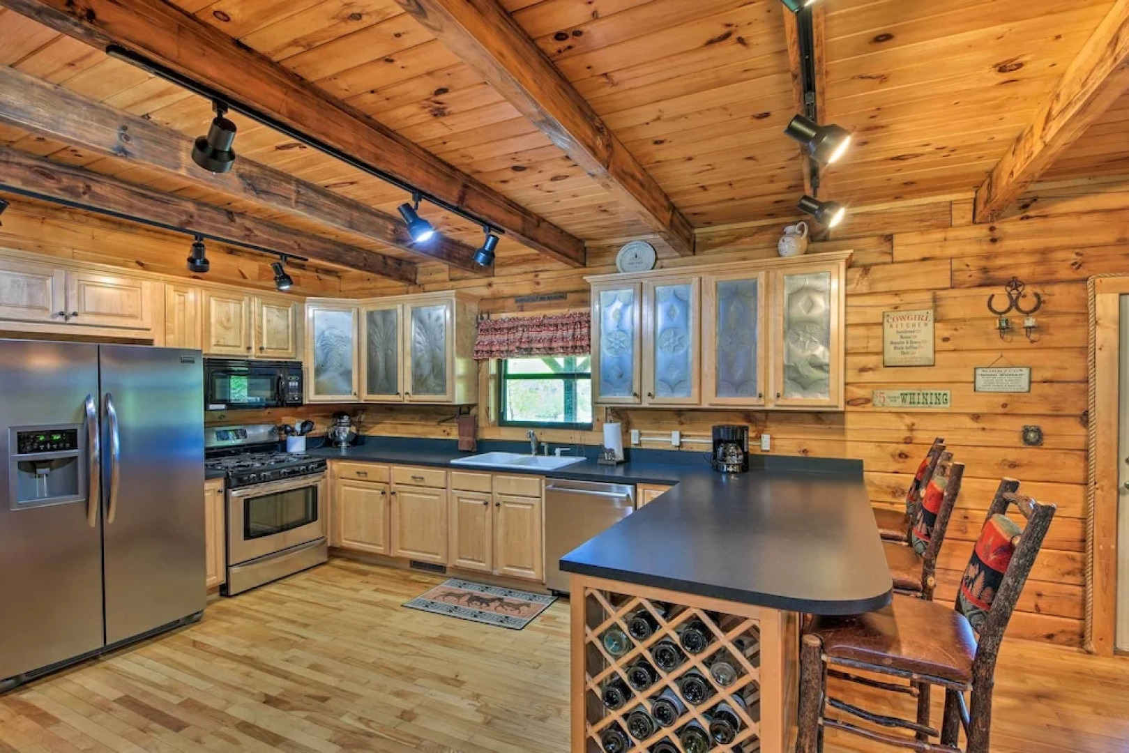 Cozy Trenton Cabin w/ Spa ~ 15 Mi to Lookout Mtn!