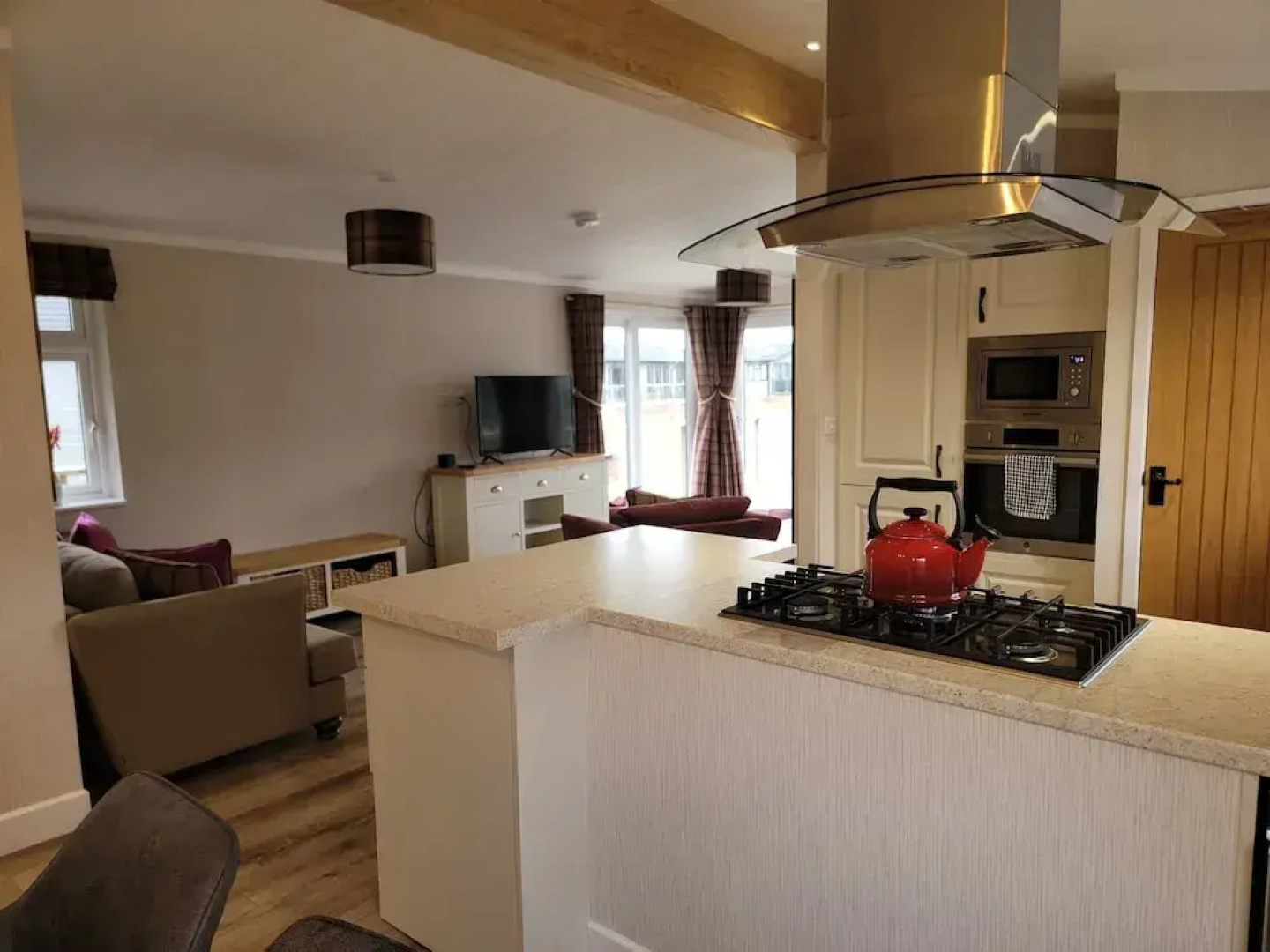 Luxury 2-bed Lodge in Routh, Sleeps 4 With Hot Tub