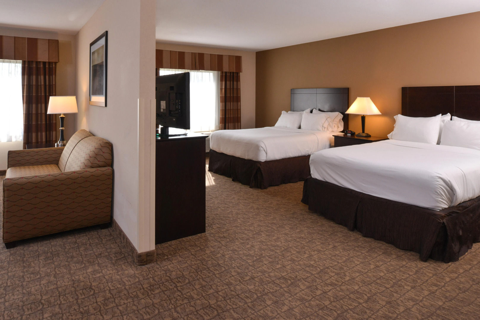 Holiday Inn Express and Suites Fairmont by IHG