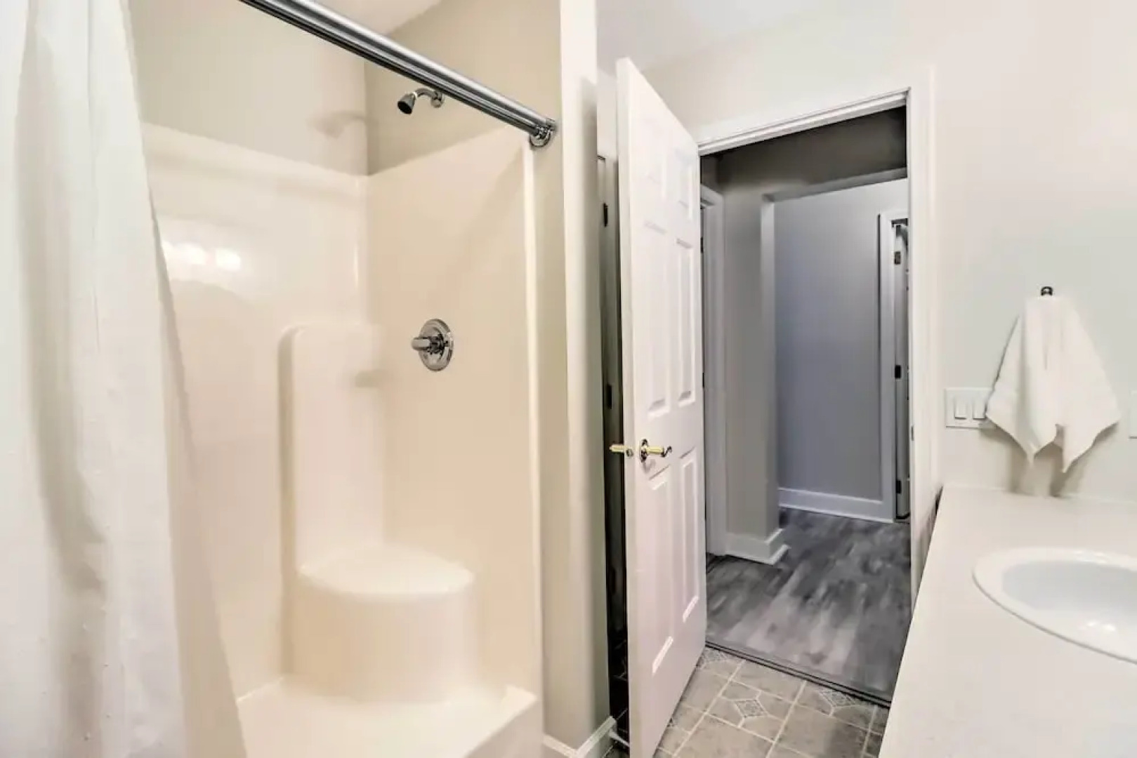 Blakeslee Home w/ Private Hot Tub, 5 Mi to Skiing!