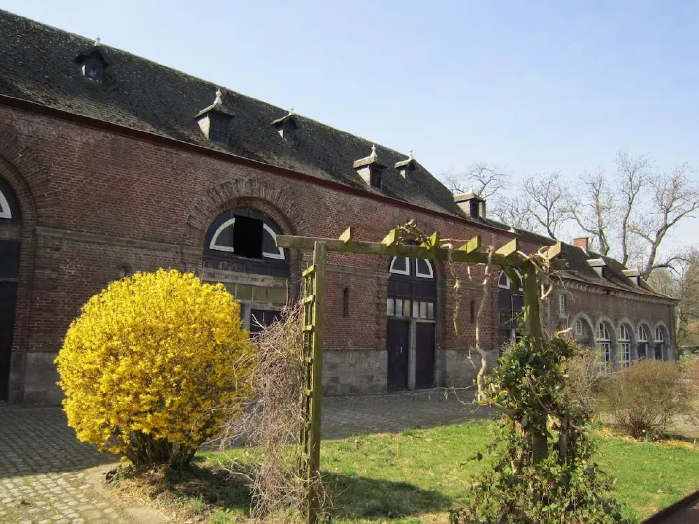 Modern Holiday Home in Gembloux with Meadows Nearby