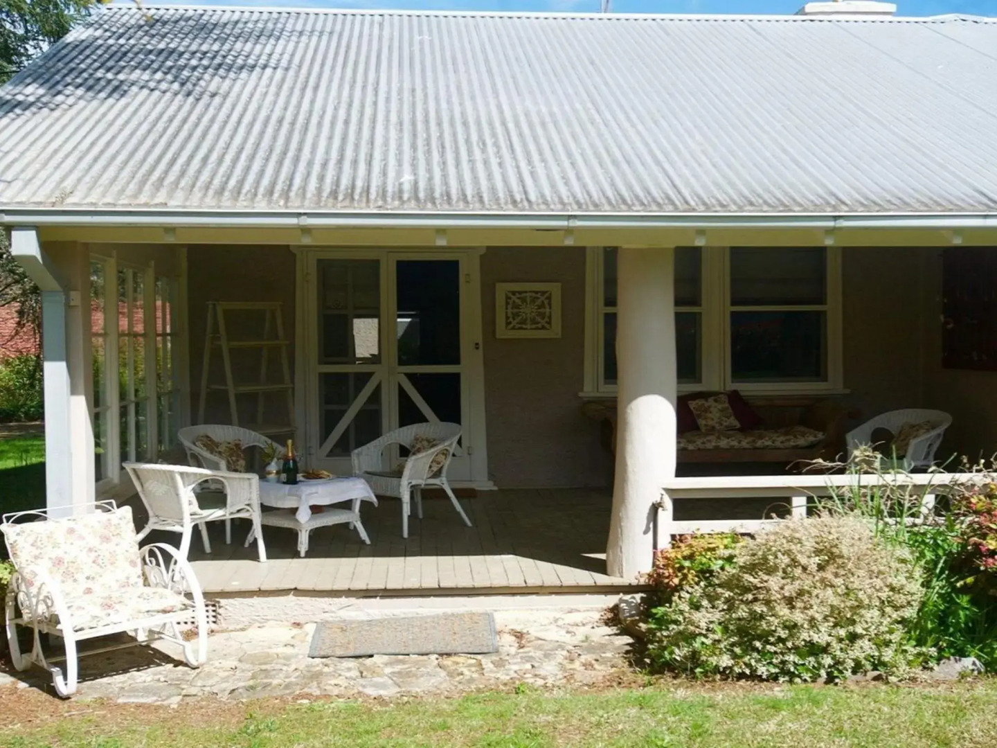 Robin Hill Manor - rambling retreat & tennis court