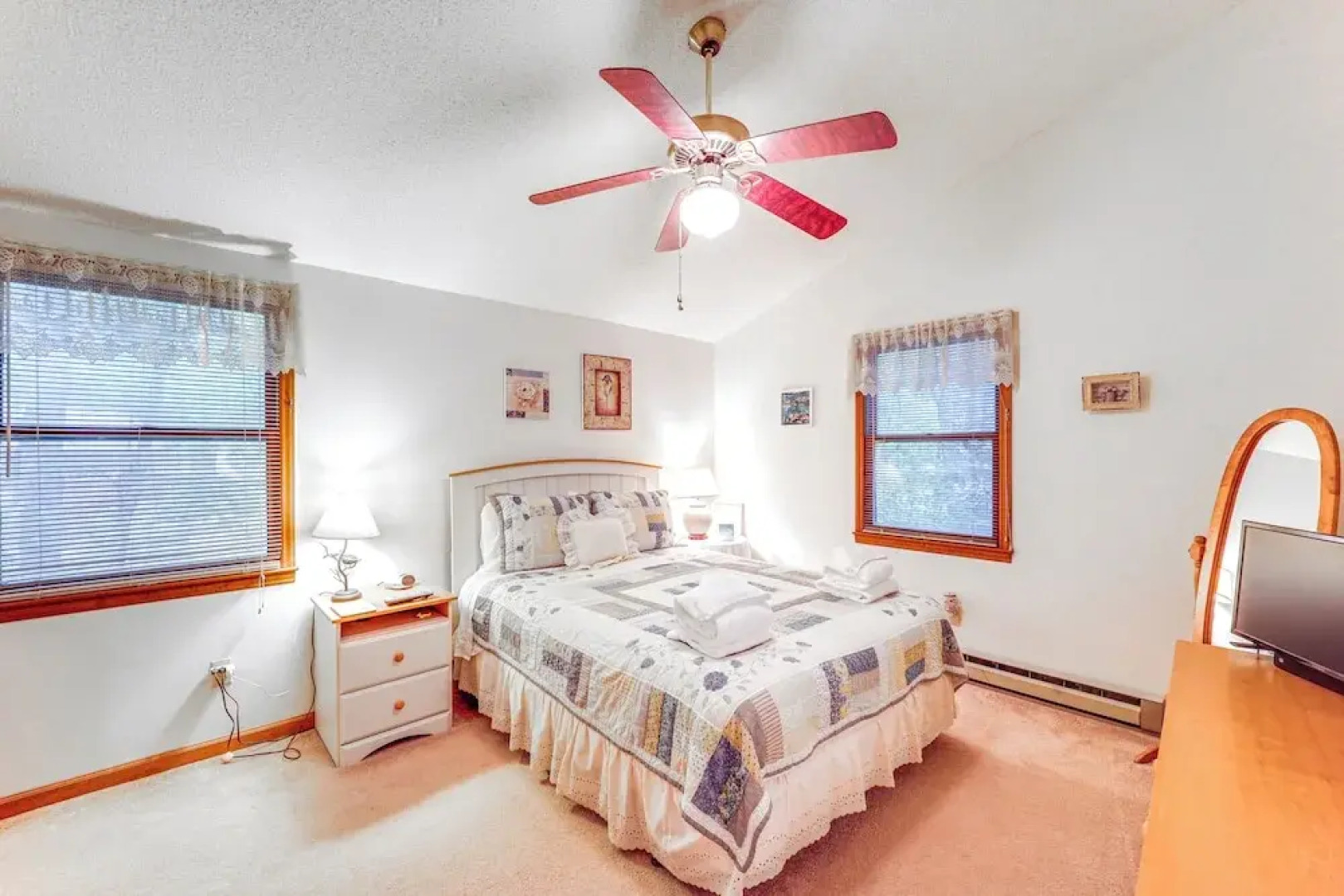 On-site Lake & Pool Access: Cabin in Newland!