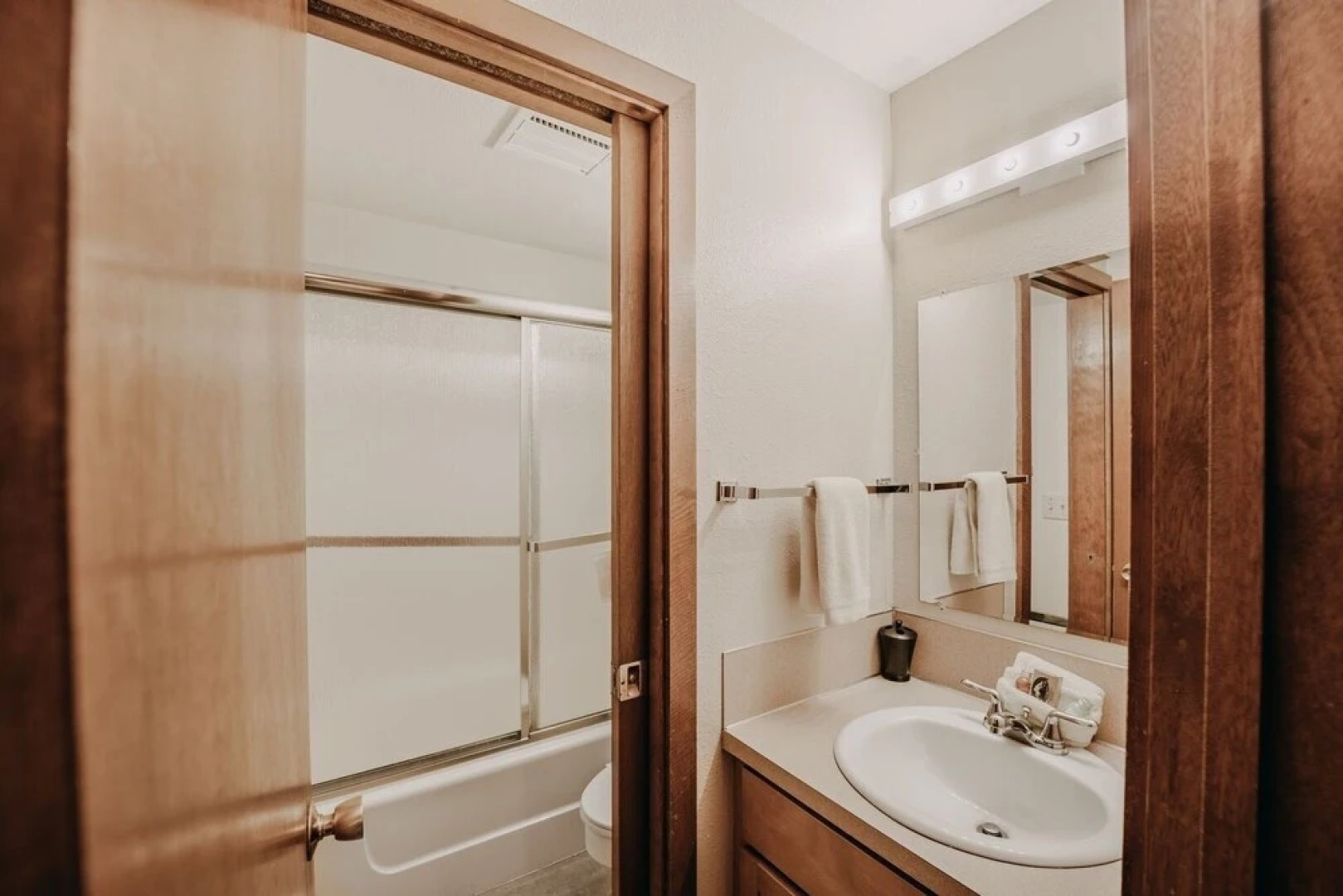 41sw - Sauna - Wifi - Fireplace - Sleeps 8 3 Bedroom Home by Redawning