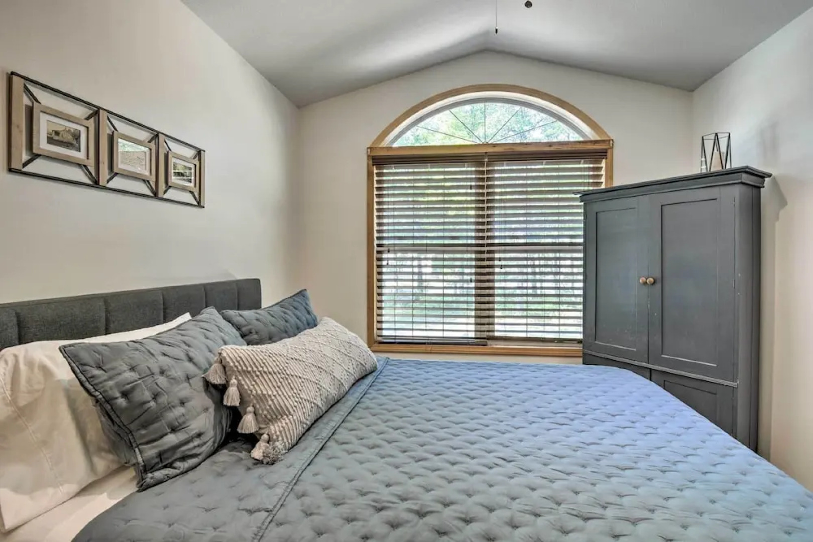 Upscale Family Cottage < 1 Mi to Higgins Lake