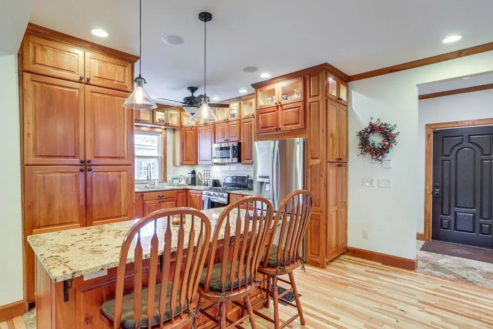 Warm & Cozy Mansfield Home: Deck, Gas Fire Table!