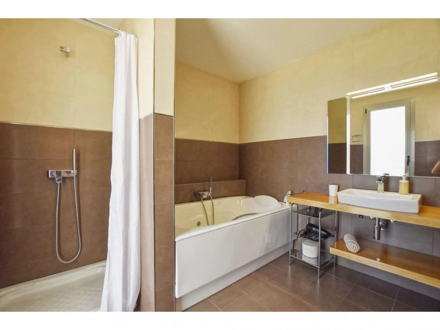 Recently Built Country House in a Minimalist Style, Private Pool Detached